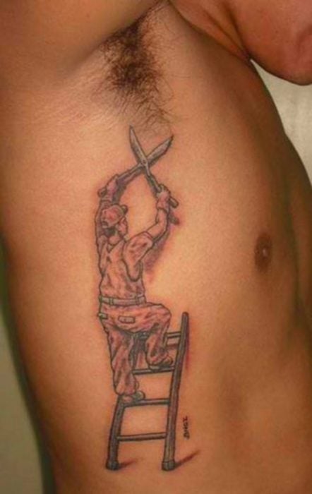tatuaje de podador en costado de hombre