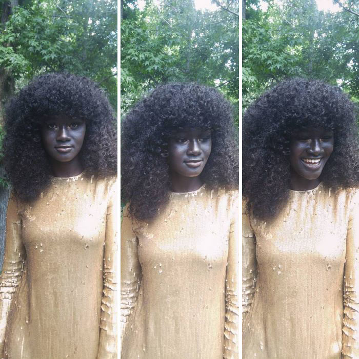 muchacha negra en vestido dorado y cabello afro