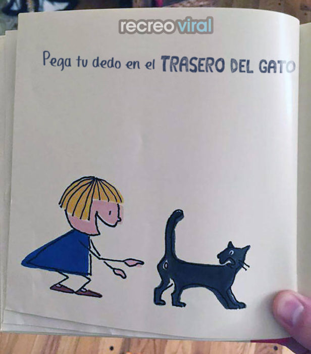 dibujo de una niña persiguiendo el trasero de un gato