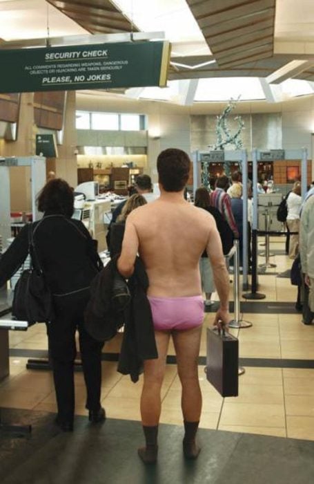 hombre en calzones en aeropuerto