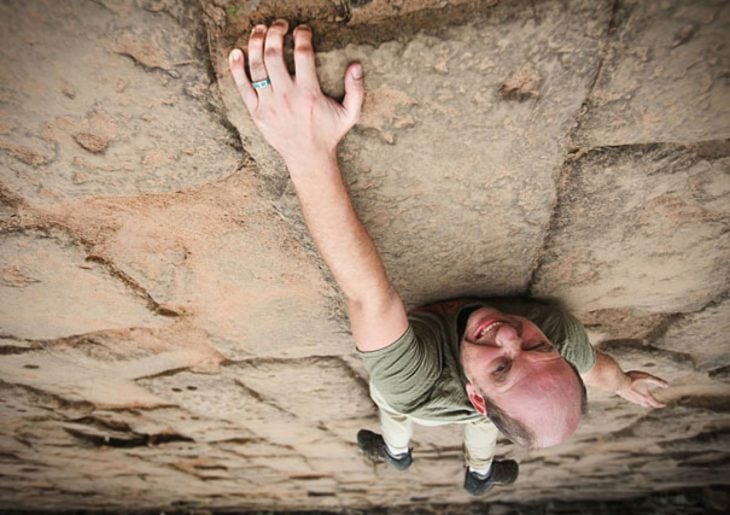 foto juega con perspectiva parece que hombre escala una pared