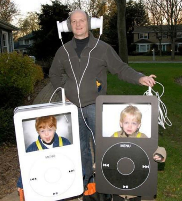 niños disfrazados de reproductor mp3 acompañados de su padre