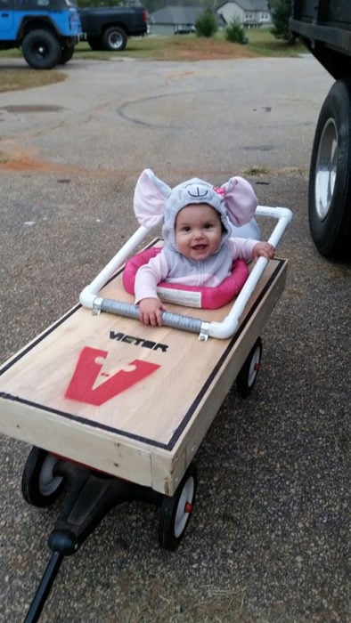 niña en silla de ruedas disfrazada de raton y su silla decorada de trampa