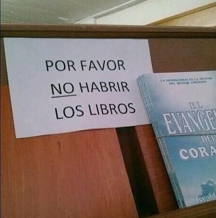 letrero en librería con mala ortografía 