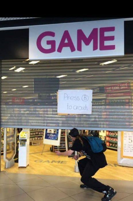 hombre entra en tienda de videojuegos 