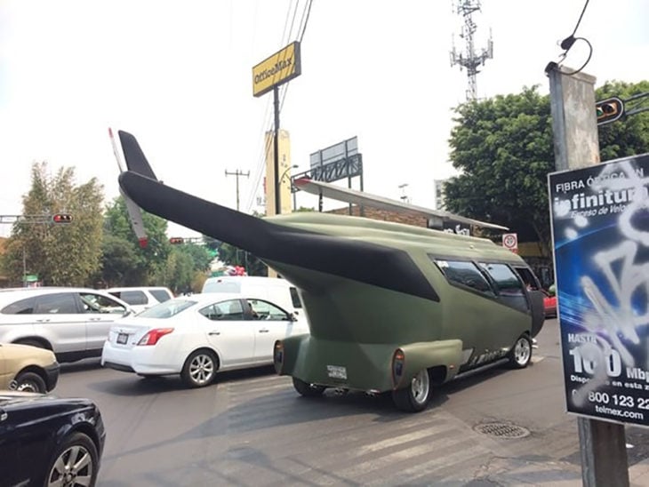 carro en forma de helicóptero