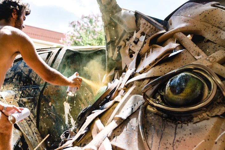 artista Bordalo II pintando al mapache