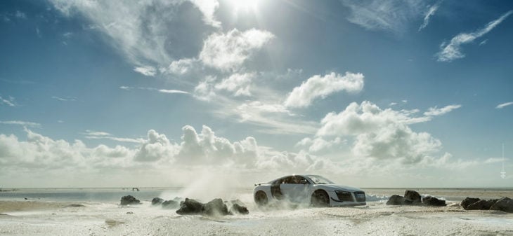 Audi R8 desierto con las nubes y mucho polvo