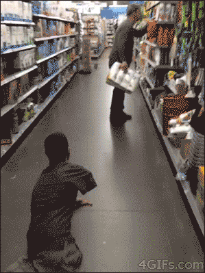 GIF hombre arrastrandose en supermercado