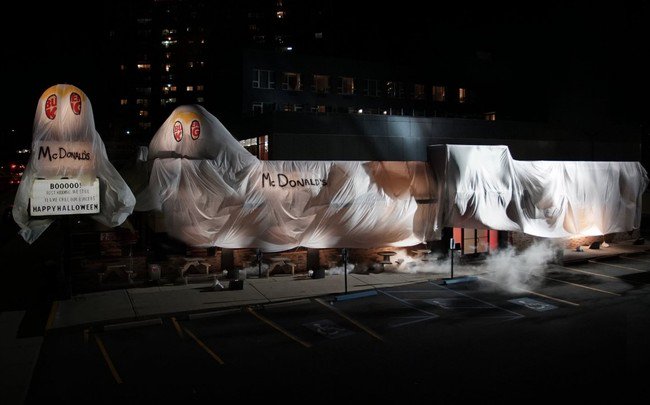 Restaurante de Burger King cubierto con una sábana