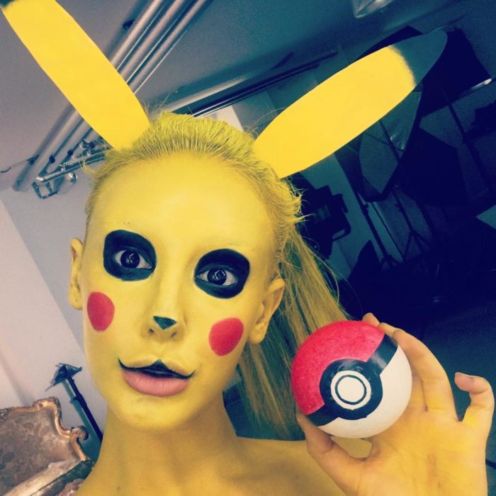 Disfraz de mujer pintada como pikachu