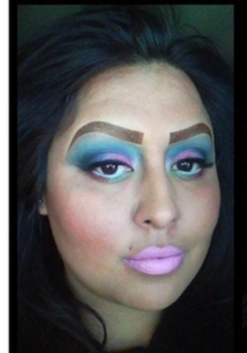 Fails maquillaje - chica con las cejas y los ojos pintados horribles