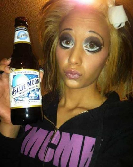 Fails maquillaje - chica con demasiado maquillaje y una cerveza