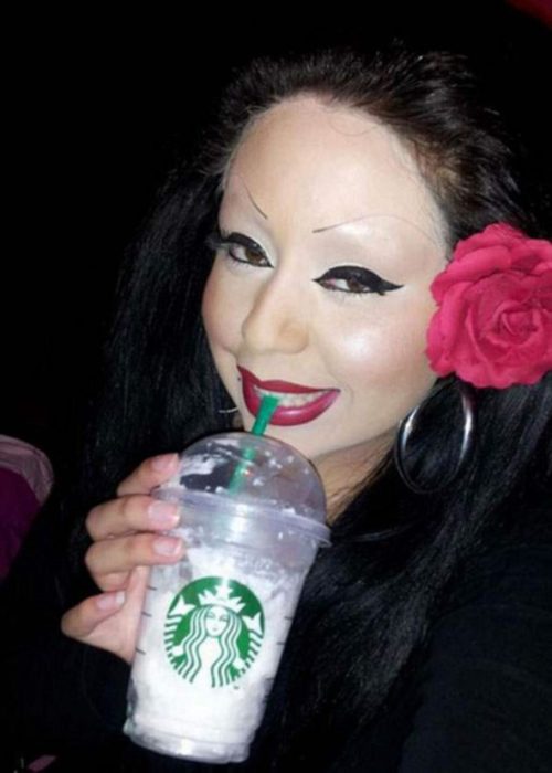 Fails maquillaje - mujer demasiado blanca y sin cejas