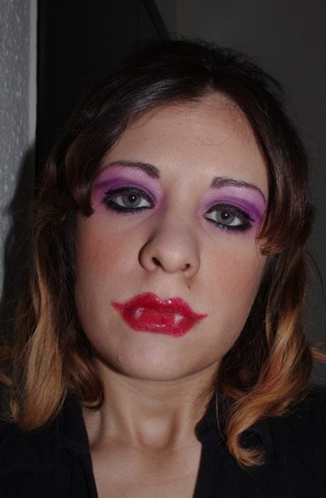 Fails maquillaje - mujer maquillada como si fuera un vampiro