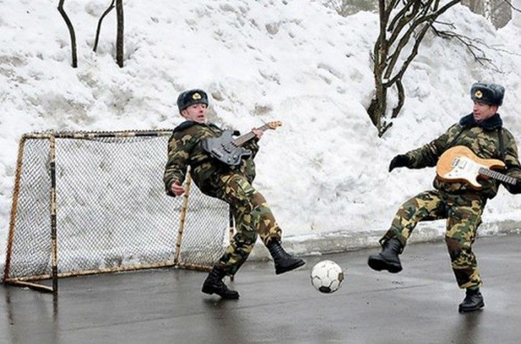 Fotos sin sentido - Soldados jugando futbol con guitarras en la mano