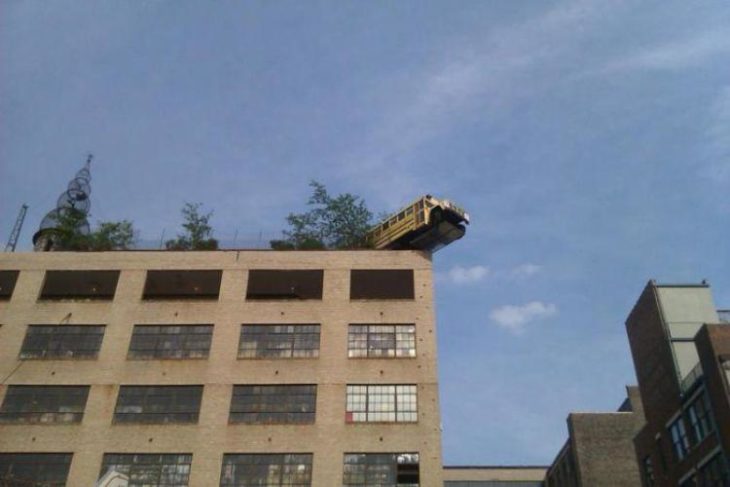 Fotos sin sentido - Camión escolar en la parte alta de un edificio