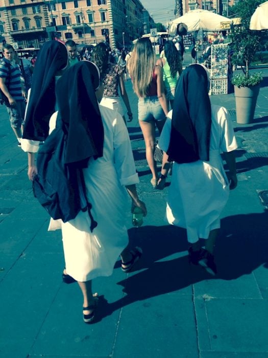 2 Tipos de chicas - monjas y unamujer con short