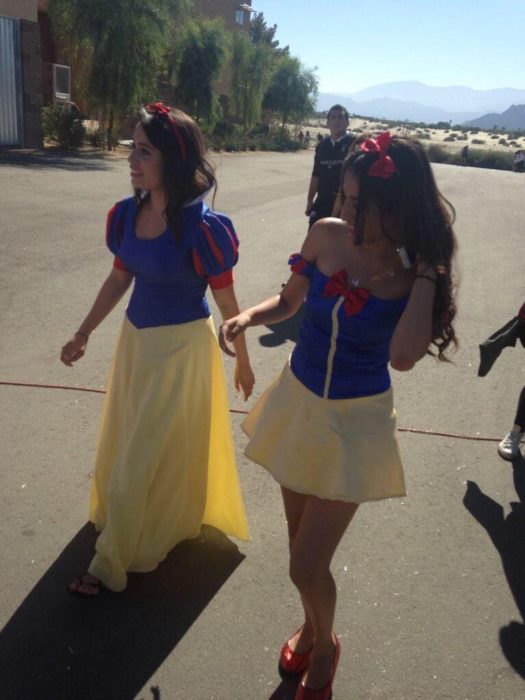 2 Tipos de chicas - disfraz blancanieves sexy y blancanieves disney