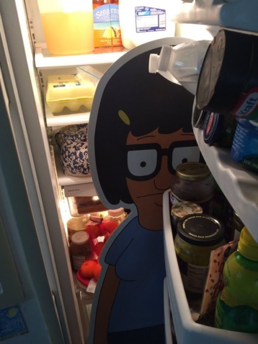 Figura de cartón Tina Belcher en el refri