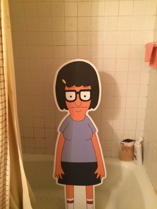 Figura de cartón Tina Belcher en la regadera