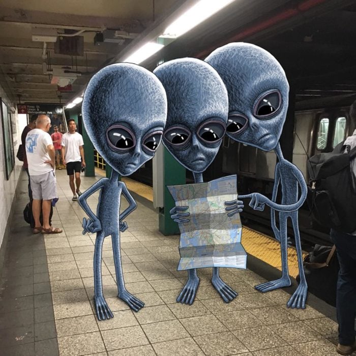 Ilustraciones metro - tres aliens buscando en un mapa