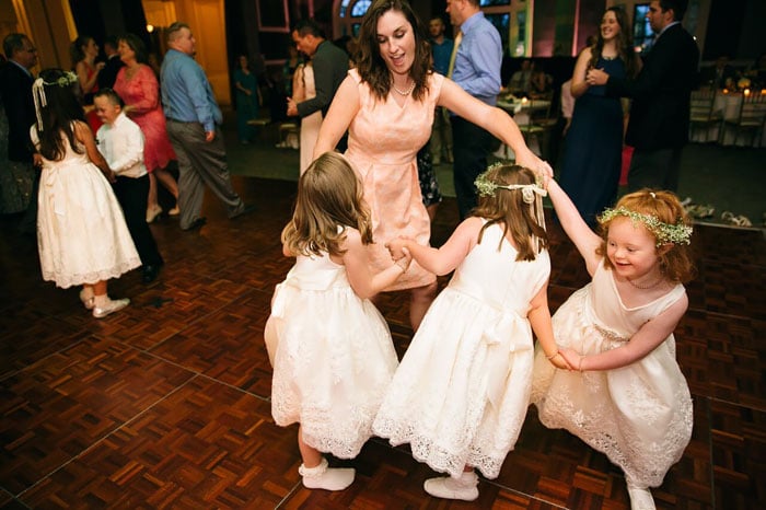 Niñas bailando en una boda