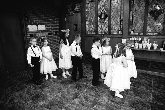 Niños listos para pasar al altar