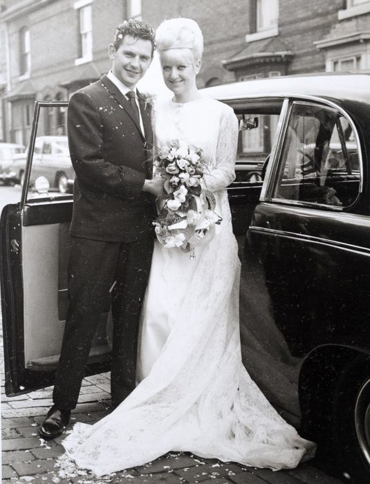 Pareja en un carruaje boda en 1966