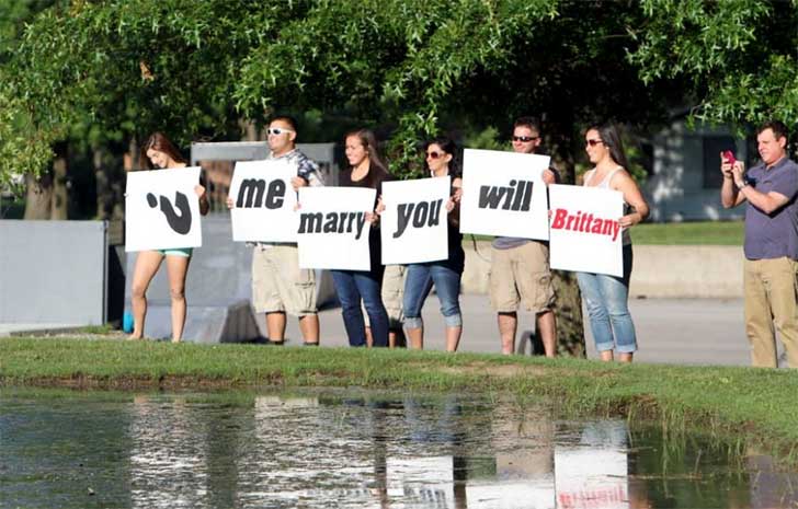 Peores propuestas de matrimonio - con letreros mal acomodados