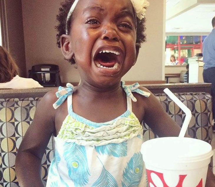 Papás cansados - niña llorando en restaurante