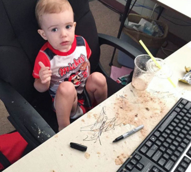 Papás cansados - niño haciendo un tiradero en oficina