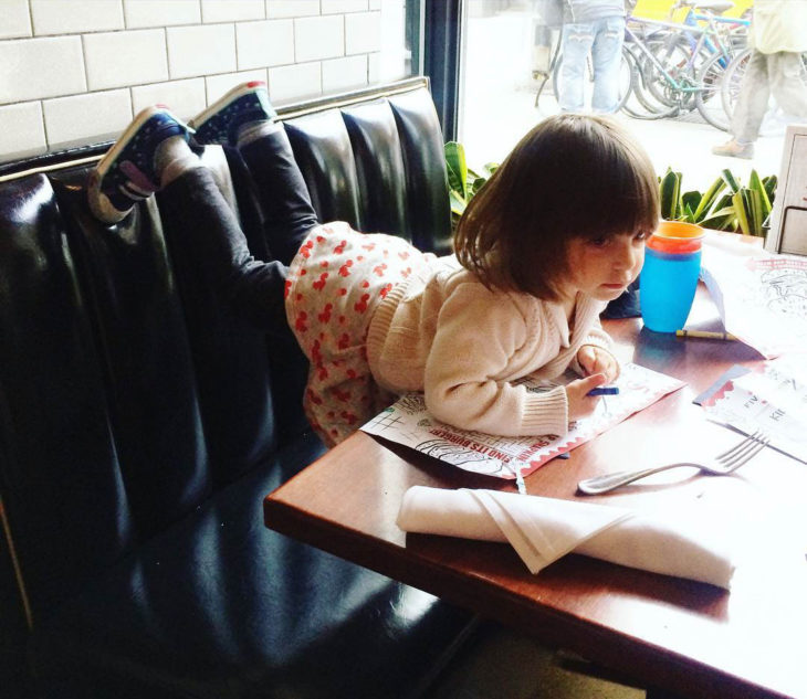 Papás cansados - niña en restaurante