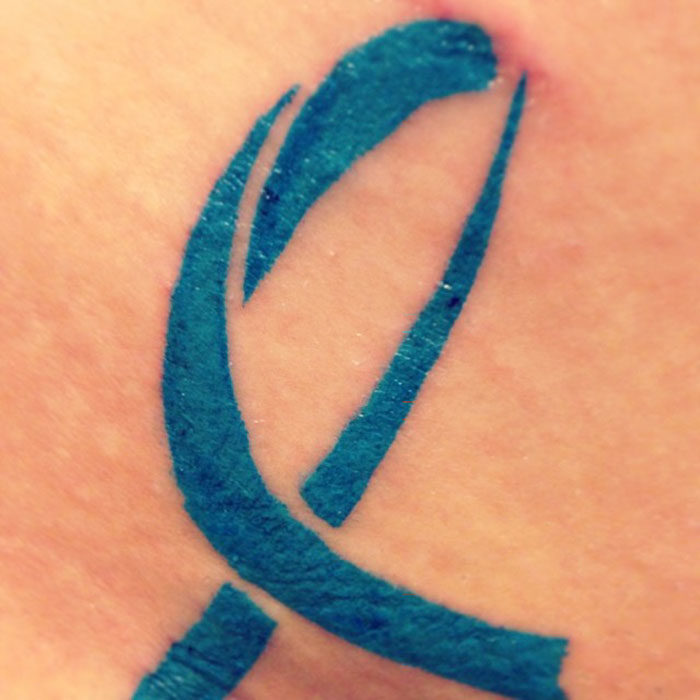 se tatúo un simbolo del cáncer de ovario
