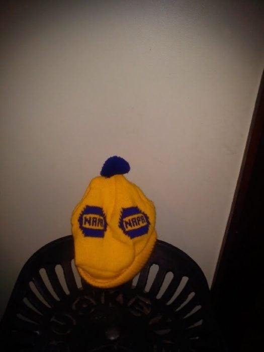 gorro en una silla