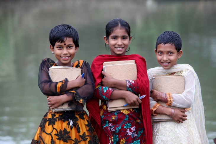 tres niñas de escuela flotante