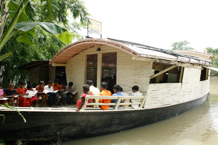 niños en un barco