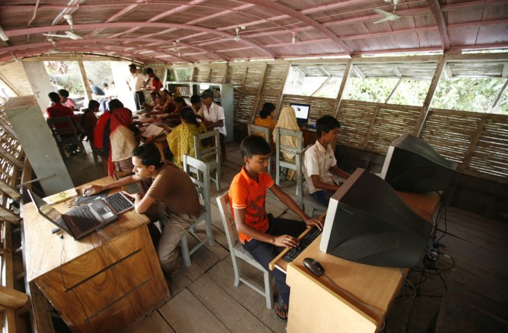 sala de informática en barco