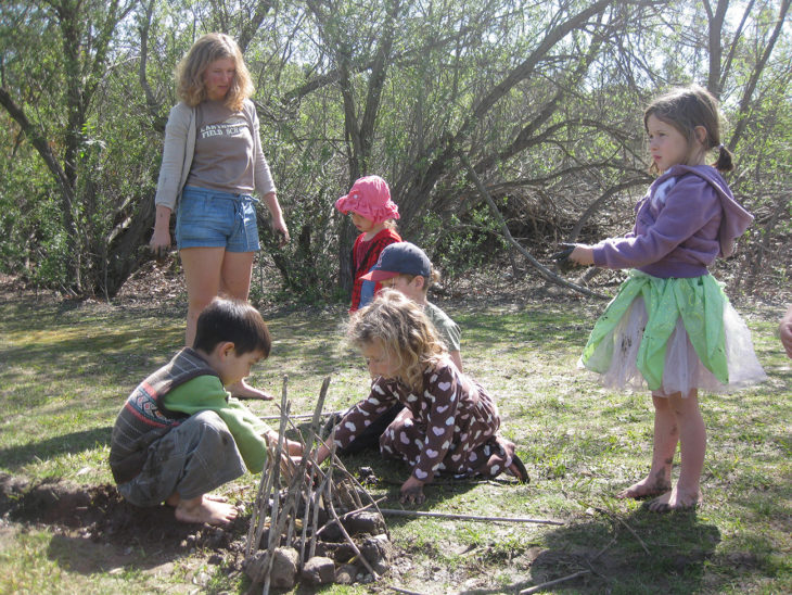 niños jugando en el bosque