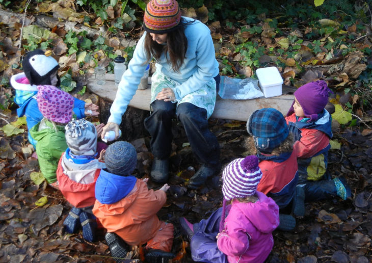 maestra con grupo de niños en el bosque