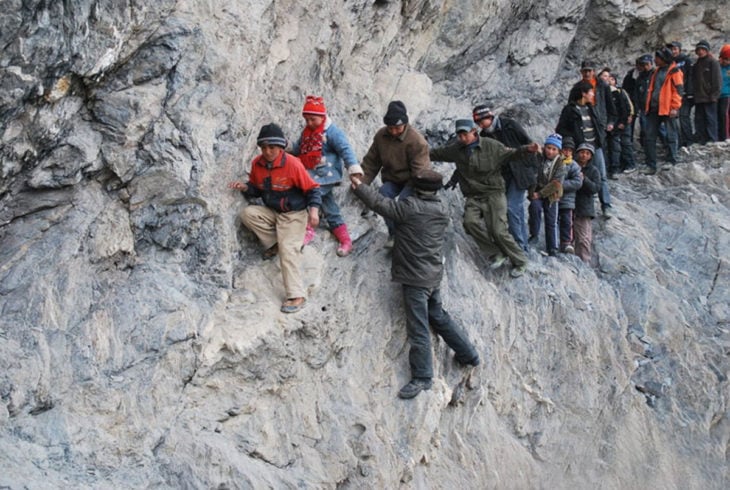 niños pasando una montaña myy inclinada