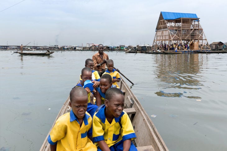 niños en lancha se dirigen a escuela flotante de makoko