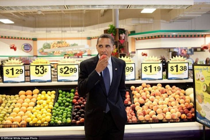  Barack disfrutando un durazno