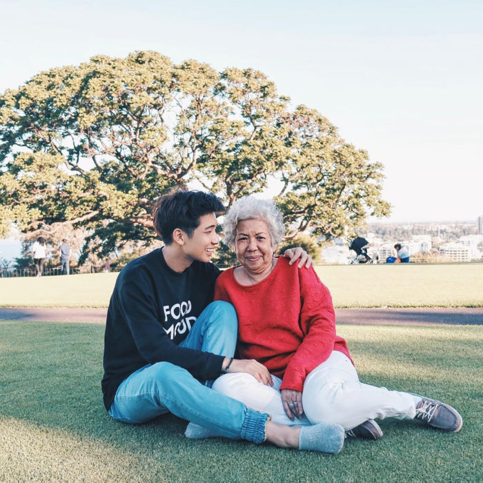 abuelita y su nieto en el parque 