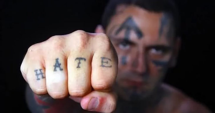 tatuaje de odio en la mano