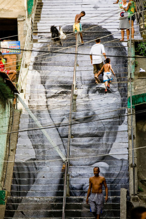 escalera con imagen de un hombre