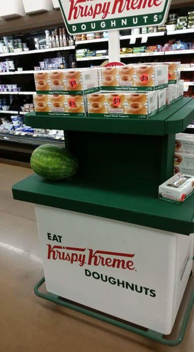 estand de donas en supermercado