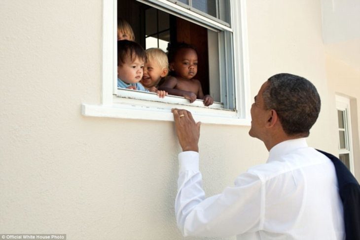 Obama saluda a los niños en la escuela de su hija Sasha