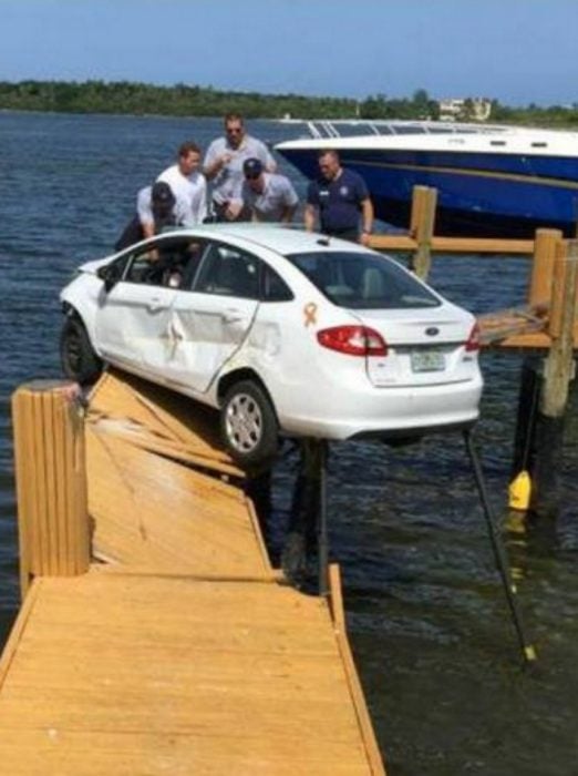 accidente de auto cerca del mar