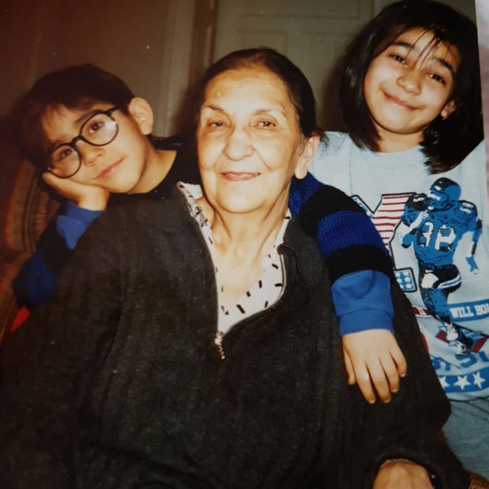 abuela con dos nietos 